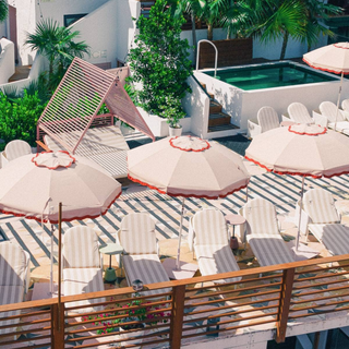 Beach Club Umbrella - Rivie Pink + Clamshell Base
